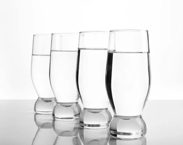 Glas vatten på ljus bakgrund — Stockfoto