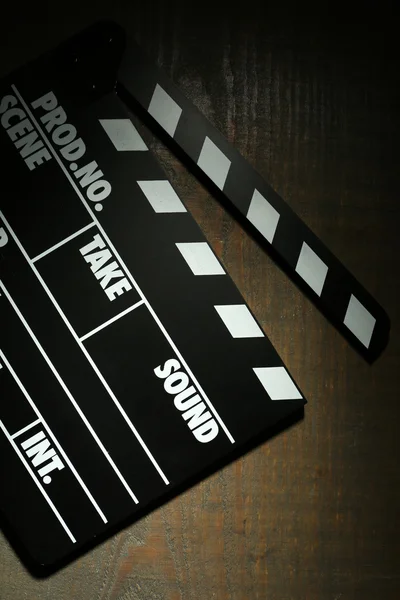 Κλαπέτα ταινίας σε ξύλινο φόντο — Φωτογραφία Αρχείου