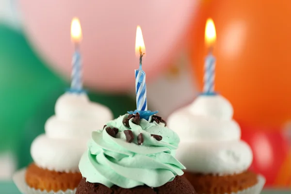 Lezzetli doğum günü kek parlak zemin üzerine — Stok fotoğraf
