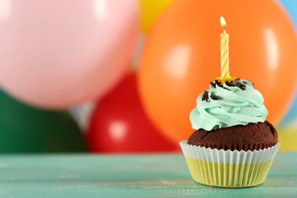 Lezzetli doğum günü kek parlak zemin üzerine masada — Stok fotoğraf