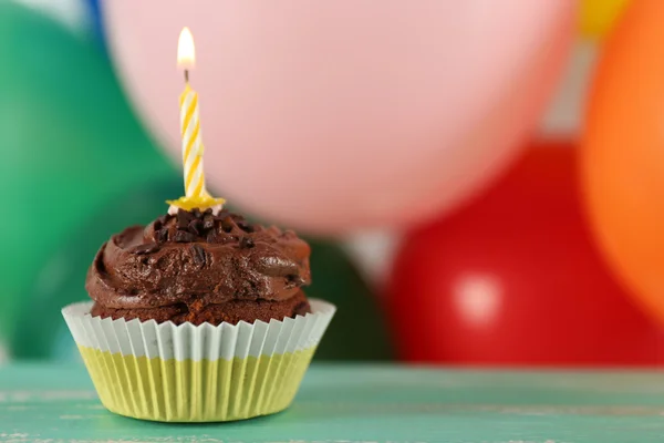 Delicious birthday cupcake on table on bright background — Stock Photo, Image