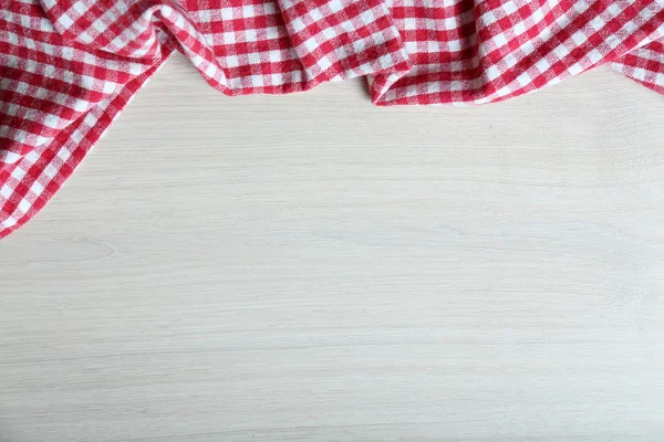 Салфетка на деревянном столе — стоковое фото