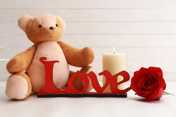 Teddybeer met kaars en rose, liefde concept — Stockfoto