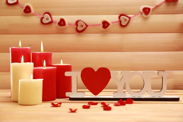 Romantiska ljus på trä bakgrund, kärlek koncept — Stockfoto