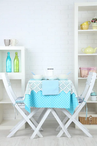 Chaises et table en bois dans une cuisine confortable — Photo