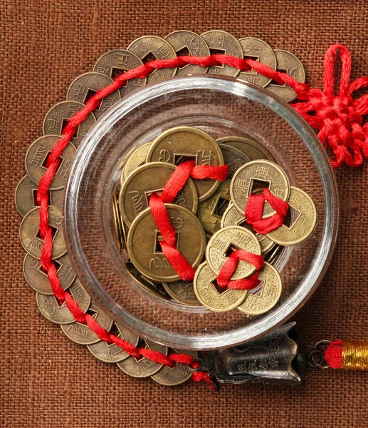 Feng shui monet na stół szczegół — Zdjęcie stockowe