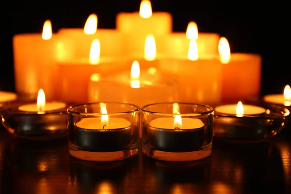 Candele accese su sfondo scuro — Foto Stock