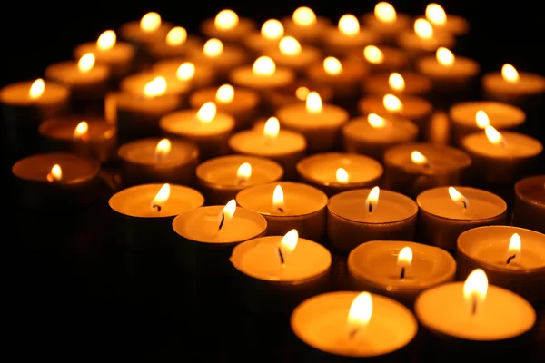 Κάψιμο κεριών σε σκούρο φόντο — Φωτογραφία Αρχείου