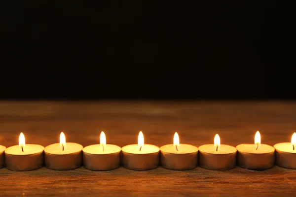 Brandende kaarsen op donkere achtergrond — Stockfoto