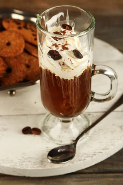 Xícara de café com creme e biscoitos em fundo de madeira — Fotografia de Stock