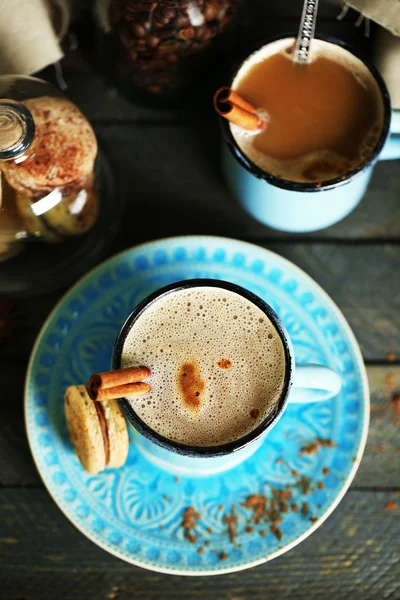 Komposisi yang indah dengan cappuccino lezat di atas meja kayu — Stok Foto