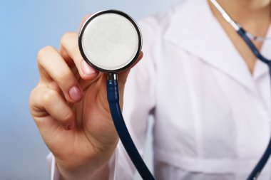 Doktor el stetoskop ile yakın çekim