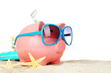 Kum, beyaz arka plan üzerinde üzerinde güneş gözlüğü ile Piggy banka
