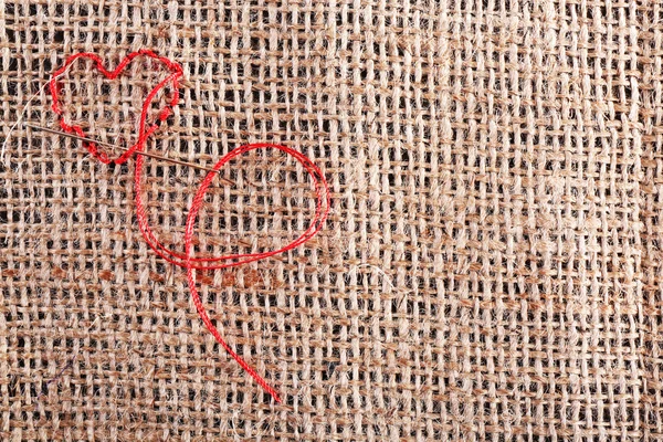 Tela di lino con cuore rosso ricamato su di esso, primo piano — Foto Stock