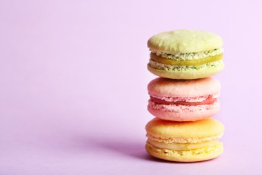 Renk arka plan üzerinde yumuşak renkli kurabiye çeşitleri