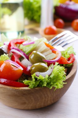 Ahşap masa arkasında Yunan salatası