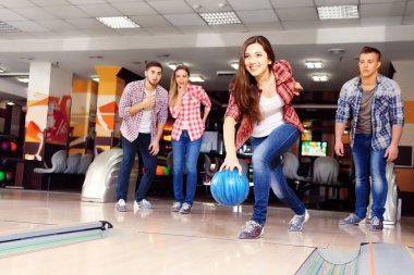 Bowling kulüpte oynayan arkadaşlar