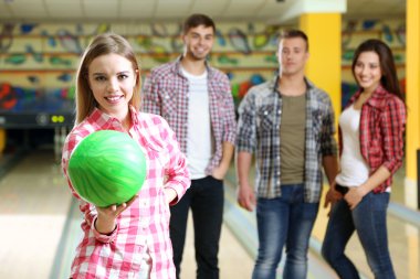 Bowling kulübündeki arkadaşlarının portresi.