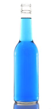 Cam şişe üzerinde beyaz izole renkli alkollü içecek