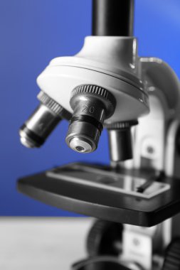Tablo, renkli arka plan üzerinde mikroskobunun yakın çekim