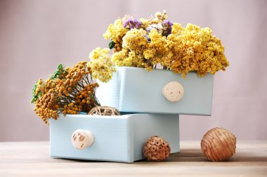 Göğüs parlak zemin üzerine kuru çiçekler