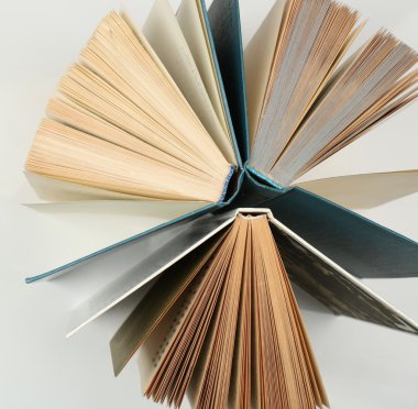 Grup kitap beyaz arka planda, üstten görünüm