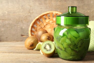 Lezzetli kivi reçeli cam ahşap arka plan üzerinde