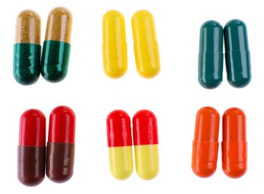 Beyaz arka plan üzerinde izole farklı renkli hapları