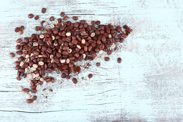 コーヒー豆をその光の青い木製の背景 — ストック写真