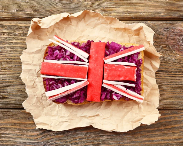 Sandwich met vlag van Groot-Brittannië op tabel close-up — Stockfoto