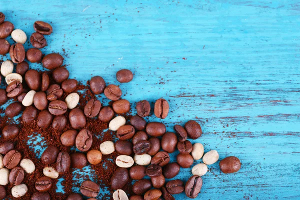 Grãos de café em fundo de madeira azul — Fotografia de Stock