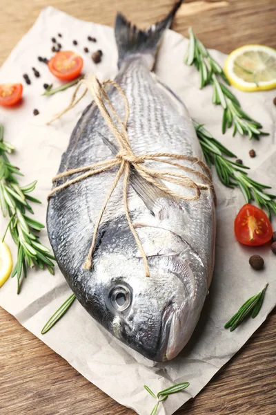 Taze çiğ balık ve gıda maddeleri masada