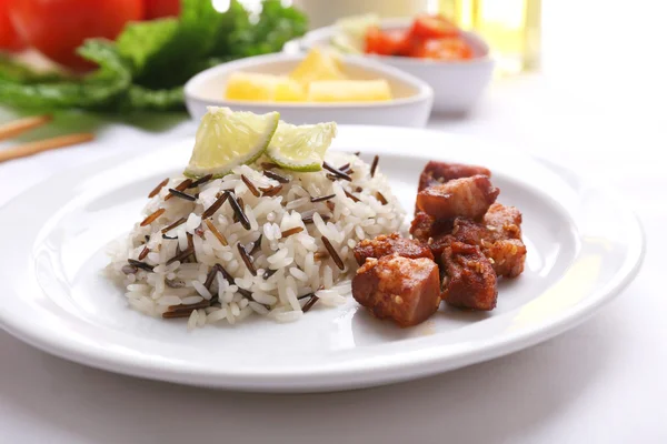 Вкусный рис с мясом подается на стол, крупным планом — стоковое фото