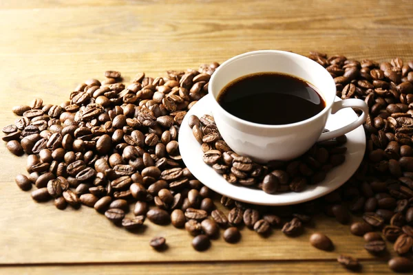 Xícara de café na mesa de madeira — Fotografia de Stock
