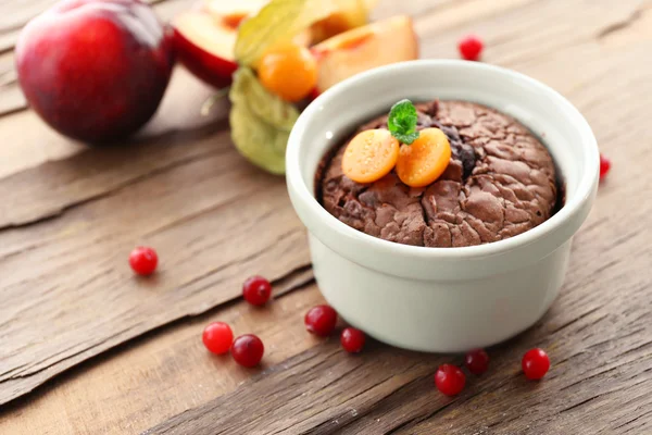 Budín de chocolate caliente con fondant centro en la mesa, primer plano —  Fotos de Stock