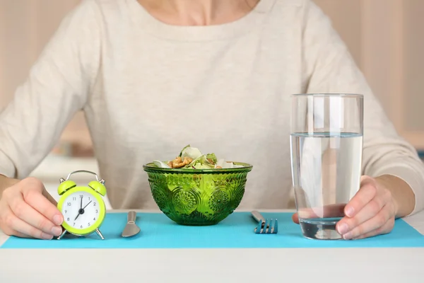 Chica y comida dietética en primer plano de la mesa —  Fotos de Stock