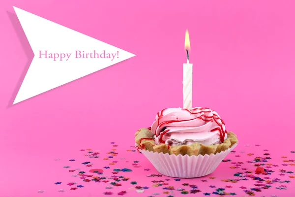 生日杯蛋糕蜡烛与粉红色的背景上五颜六色的星星 — 图库照片