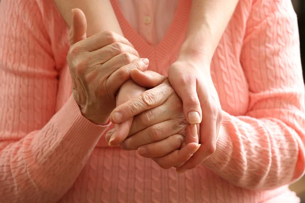 Vecchi e giovani che si tengono per mano, primo piano — Foto Stock