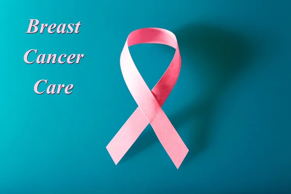 Roze borst kanker lint op blauwe achtergrond — Stockfoto