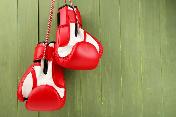 Paar bokshandschoenen op een houten achtergrond kleur — Stockfoto