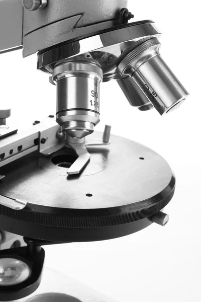 Mikroskop närbild, isolerade på vit — Stockfoto