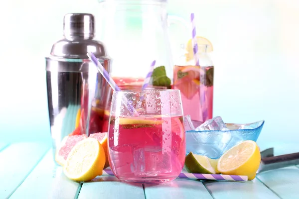 Розовый лимонад в стаканах и кувшин на столе крупным планом — стоковое фото
