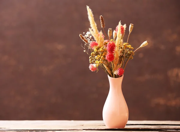 Buquê de flores secas em vaso no fundo de cor — Fotografia de Stock