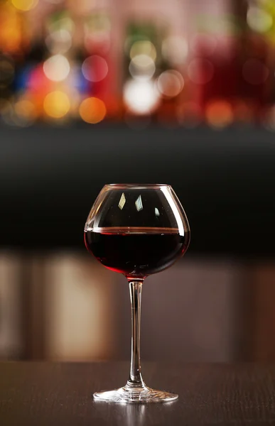 杯红酒在酒吧上模糊的背景 — 图库照片