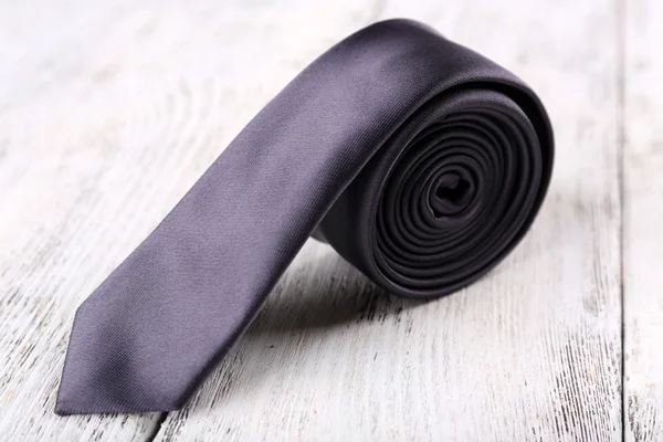 Trendige Krawatte auf farbigem Holzhintergrund — Stockfoto