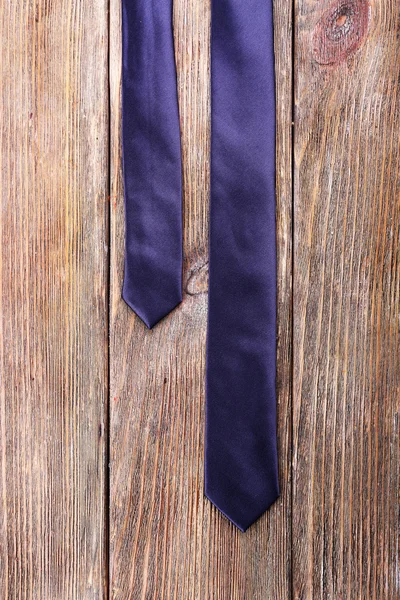 Ahşap plakalar arka plan üzerinde trendy kravat — Stok fotoğraf
