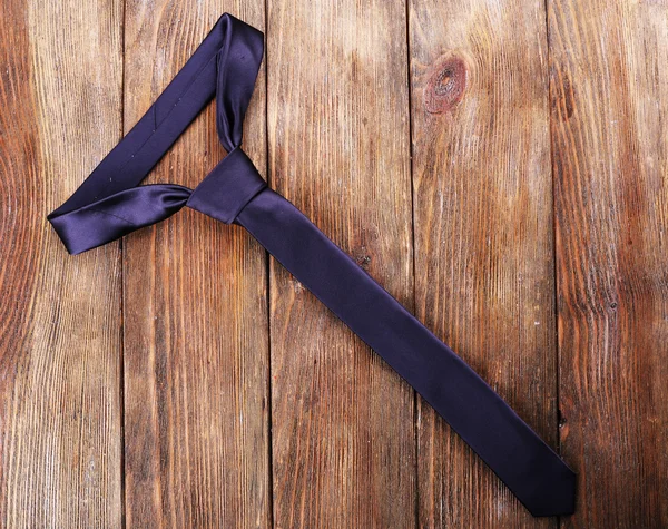 Μοντέρνα γραβάτα σε ξύλινες σανίδες φόντο — Φωτογραφία Αρχείου
