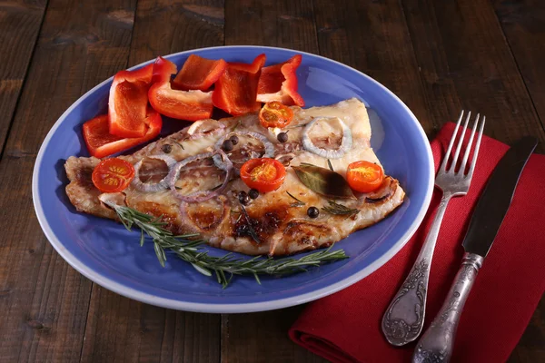 Plato de filete de Pangasius con especias y verduras sobre fondo de mesa de madera — Foto de Stock