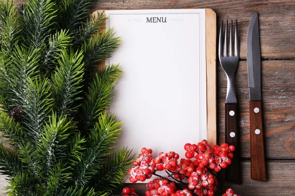 Noel dekorasyonu ahşap plakalar arka plan üzerinde bulunan menü kart — Stok fotoğraf