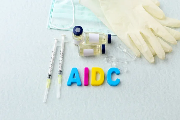 Medicamentos con palabra SIDA sobre fondo claro —  Fotos de Stock